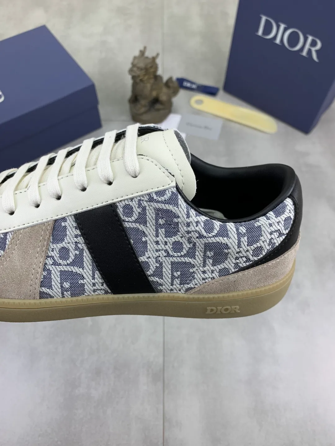 Men's shoes 💰P360 New Dior B01 moral training shoes, white first-layer cowhide, original molded outsole. New to the fall collection, this sneaker marks the return of a Dior classic, reinterpreted in a stylish and elegant silhouette. Crafted from white smooth first-grain cowhide with a tonal silk sheepskin lining, it features the Dior logo on the tongue and inner sides, and a CD icon on the heel. Paired with Tpu anti-slip soles of the same color, it can be matched with various styles to create a sophisticated look.  Code number: 38-44